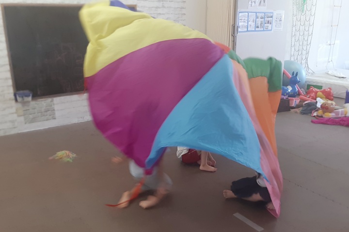 パラバルーンの中で